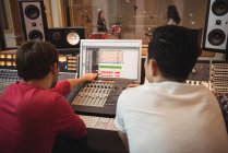 Аудиоинженеры используют звуковой микшер в студии звукозаписи — стоковое фото