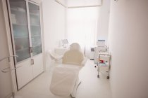 Bureau de dentiste vide avec équipement à l'intérieur de la clinique dentaire — Photo de stock