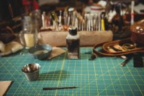 Outils de travail sur table dans un atelier artisanal — Photo de stock