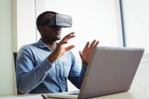 Виконавчим бізнесу за допомогою віртуальної реальності гарнітуру в офісі — стокове фото
