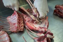 Açougueiro cortando carne na fábrica de carne — Fotografia de Stock