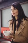 Frau mit Kaffeetasse im Restaurant — Stockfoto