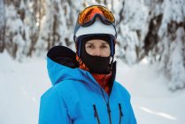 Porträt eines Skifahrers auf schneebedeckter Landschaft — Stockfoto