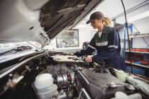Красива жінка-механік обслуговування автомобіля в ремонті гаража — стокове фото