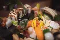 Gros plan sur divers sushis au restaurant — Photo de stock