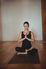Жінка практикує йогу в фітнес-студії — стокове фото