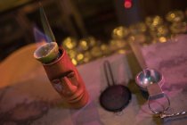 Primo piano di accessori bar con tazza moai in bar — Foto stock