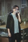 Führungskräfte telefonieren im Büro mit dem Handy — Stockfoto