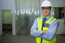Techniker mit Hut und Schutzbrille in der Fabrik — Stockfoto
