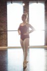 Ballerina practicing ballet dance in ballet studio — Stock Photo