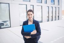 Porträt einer selbstbewussten Geschäftsfrau, die vor einem Bürogebäude steht — Stockfoto