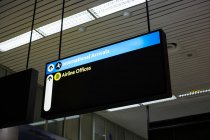 Крупный план информационного табло в аэропорту — стоковое фото