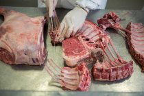 Corte médio de carne de açougueiro na fábrica de carne — Fotografia de Stock