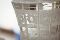 Close-up de artigos de vidro na fábrica de sopro de vidro — Fotografia de Stock