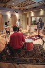 Музыкальная группа выступает в студии звукозаписи — стоковое фото