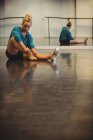 Жінка зав'язує шнурки в танцювальній студії — стокове фото