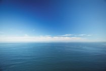 Tranquillo vista del mare sotto cielo blu chiaro — Foto stock