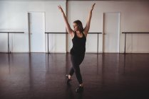 Молода жінка виконує сучасний танець у танцювальній студії — стокове фото