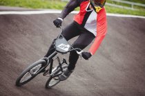 Cyclist riding BMX bike in skatepark — Stock Photo