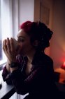 Nachdenkliche stilvolle Frau bei einer Tasse Kaffee im Café — Stockfoto