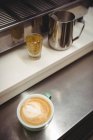 Xícara de café com bela arte latte na mesa de aço no café — Fotografia de Stock