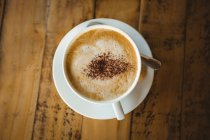 Tasse à café et soucoupe sur une table dans un café — Photo de stock