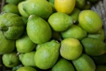 Крупный план свежих лимонов в плетеной корзине — стоковое фото