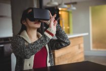 Frau benutzt Virtual-Reality-Headset im heimischen Wohnzimmer — Stockfoto