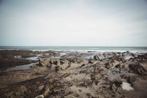 Vista panoramica del mare e della costa rocciosa — Foto stock