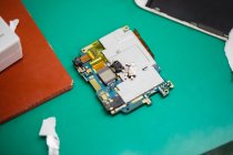 Nahaufnahme zerlegter Mobiltelefon-Komponenten in einem Reparaturzentrum — Stockfoto