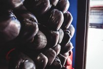 Gros plan sur les gants de boxe noirs dans la salle de fitness — Photo de stock