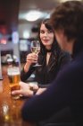 Casal tomando bebidas juntos no bar — Fotografia de Stock