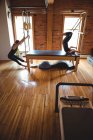 Mujeres decididas practicando pilates en un gimnasio - foto de stock