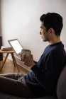 Mann benutzt digitales Tablet beim Kaffee zu Hause — Stockfoto