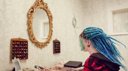 Женщина с дредами в салоне — стоковое фото