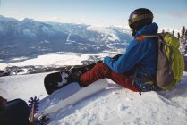 Лыжник отдыхает на снегу зимой — стоковое фото