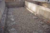 Бетонный фундамент с гравием на строительной площадке — стоковое фото