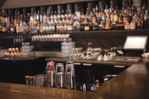Bicchieri e agitatori disposti al bancone del bar — Foto stock