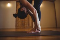 Жінка, що практикує йогу вигин у фітнес-студії — стокове фото