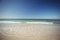 Vue majestueuse sur les vagues arrivant vers la plage de sable — Photo de stock