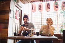 Mann ignoriert Frau beim Telefonieren in Restaurant — Stockfoto