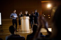 Männliche Führungskräfte erhalten Auszeichnung im Konferenzzentrum — Stockfoto