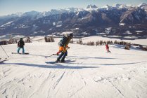 Grupo de esquiadores esquiando em alpes nevados durante o inverno — Fotografia de Stock