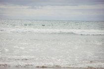 Сценический вид волн морской воды по берегу — стоковое фото