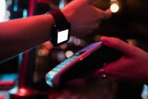 Cliente che effettua il pagamento tramite orologio intelligente nel bar — Foto stock