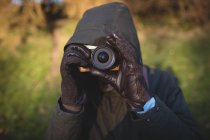 Homem tirando foto com câmera ao ar livre — Fotografia de Stock