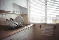 Посуда на кухонном столе на кухне в домашних условиях — стоковое фото