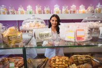 Portrait de femme commerçante debout au comptoir turc de bonbons dans le magasin — Photo de stock