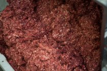 Close-up de carne picada na fábrica de carne — Fotografia de Stock