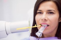 Paciente do sexo feminino em tratamento odontológico na clínica dentária — Fotografia de Stock